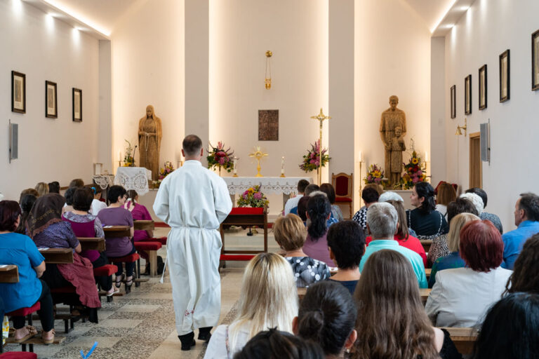 Ispracaj Zupnika Tomislava Dokoze u Srednjem Lipovcu