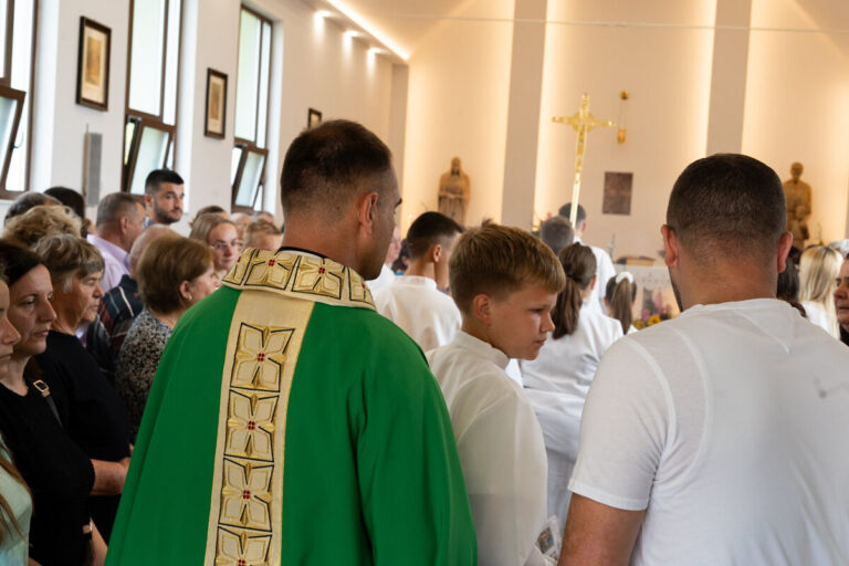 Ispracaj Zupnika Tomislava Dokoze u Srednjem Lipovcu