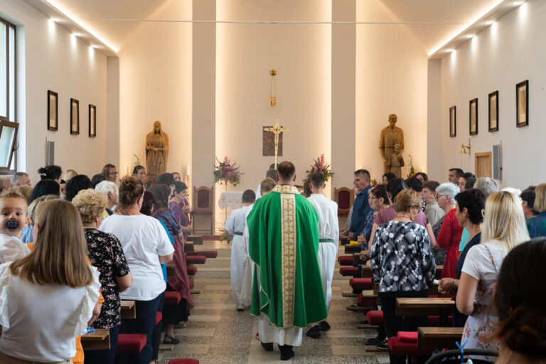 Ispracaj Zupnika Tomislava Dokoze u Srednjem Lipovcu