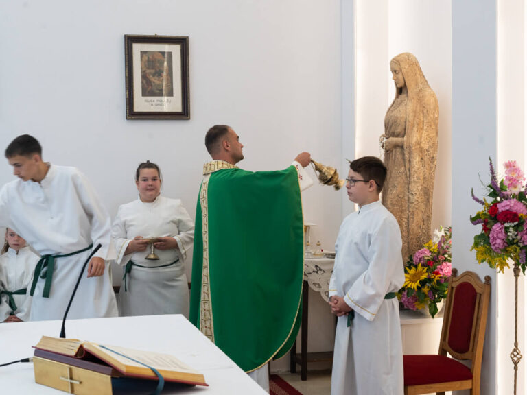 Ispracaj Zupnika Tomislava Dokoze u Srednjem Lipovcu