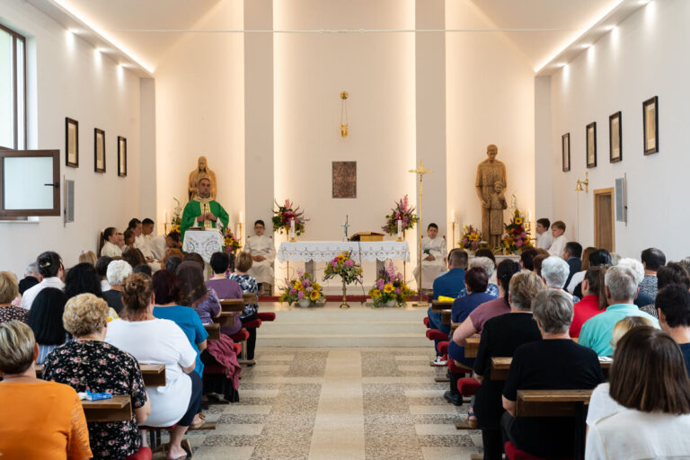 Ispracaj Zupnika Tomislava Dokoze u Srednjem Lipovcu