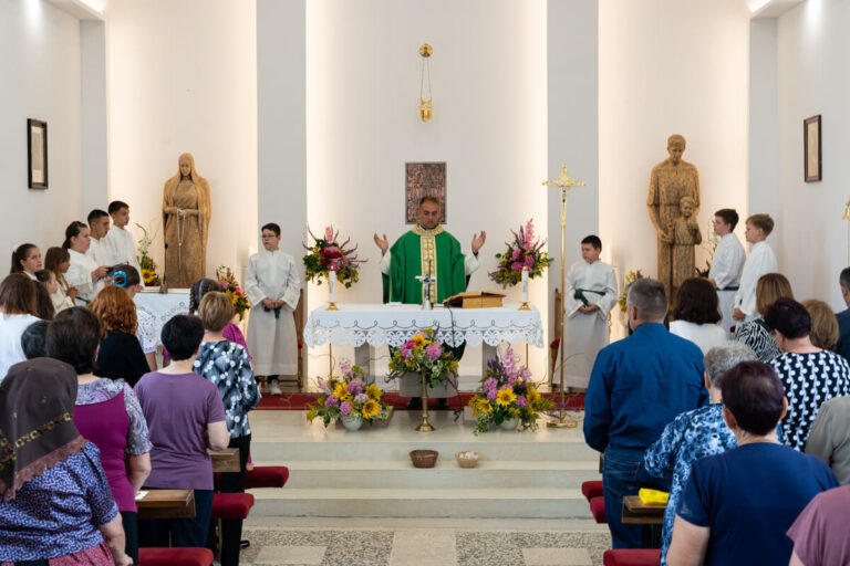 Ispracaj Zupnika Tomislava Dokoze u Srednjem Lipovcu