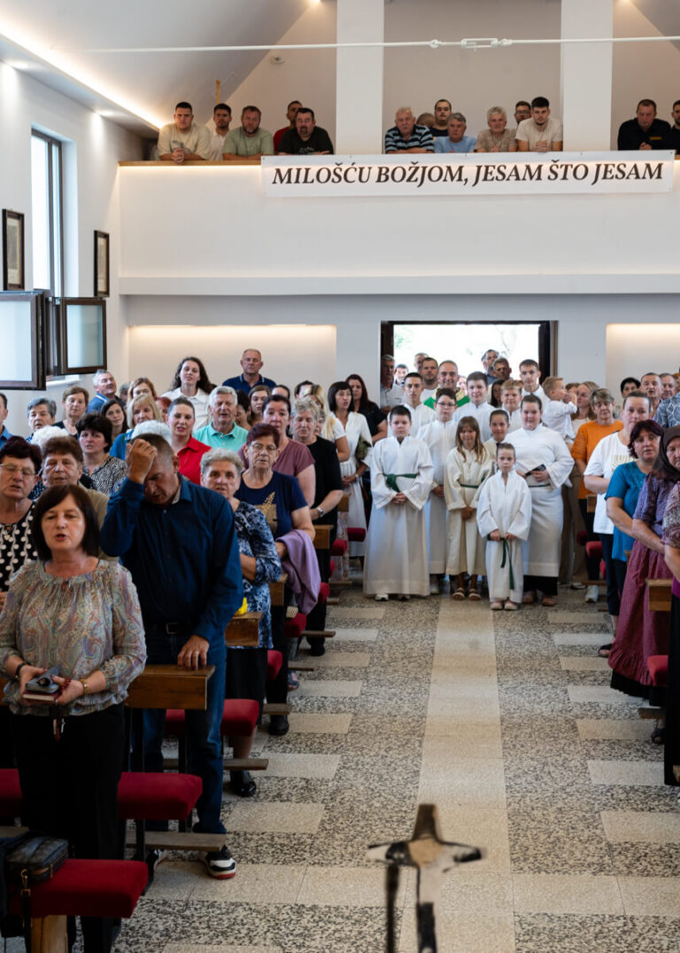 Ispracaj Zupnika Tomislava Dokoze u Srednjem Lipovcu