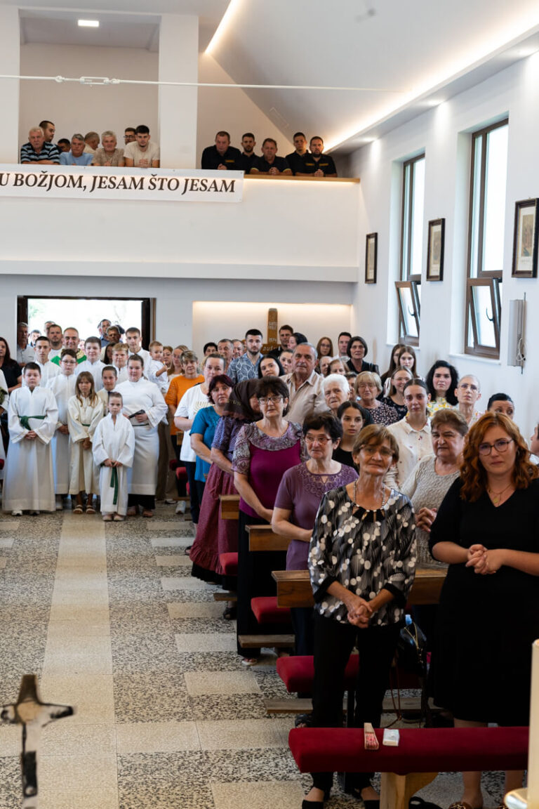 Ispracaj Zupnika Tomislava Dokoze u Srednjem Lipovcu