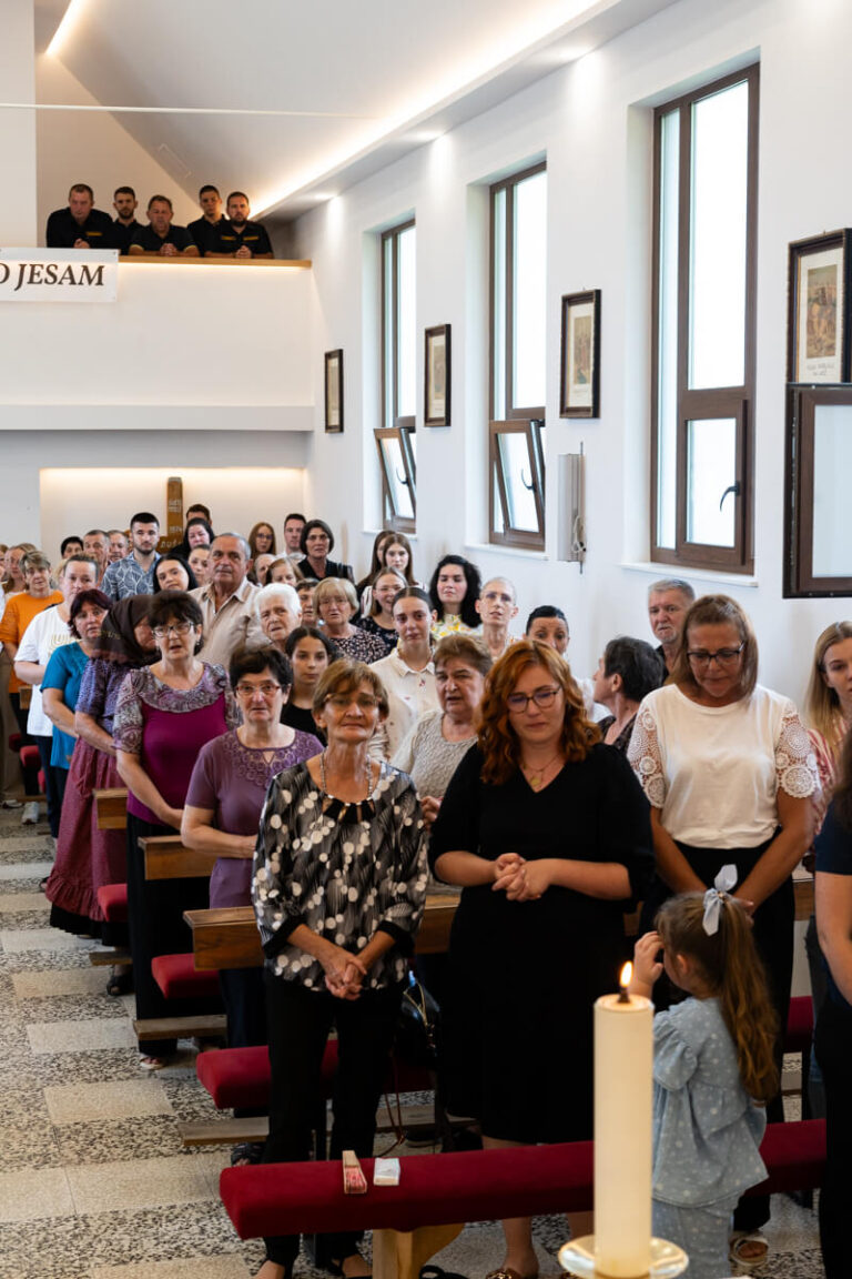 Ispracaj Zupnika Tomislava Dokoze u Srednjem Lipovcu