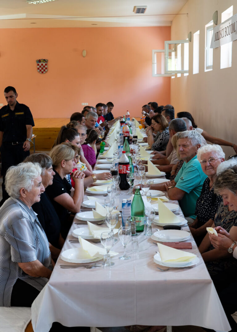 Ispracaj Zupnika Tomislava Dokoze u Srednjem Lipovcu