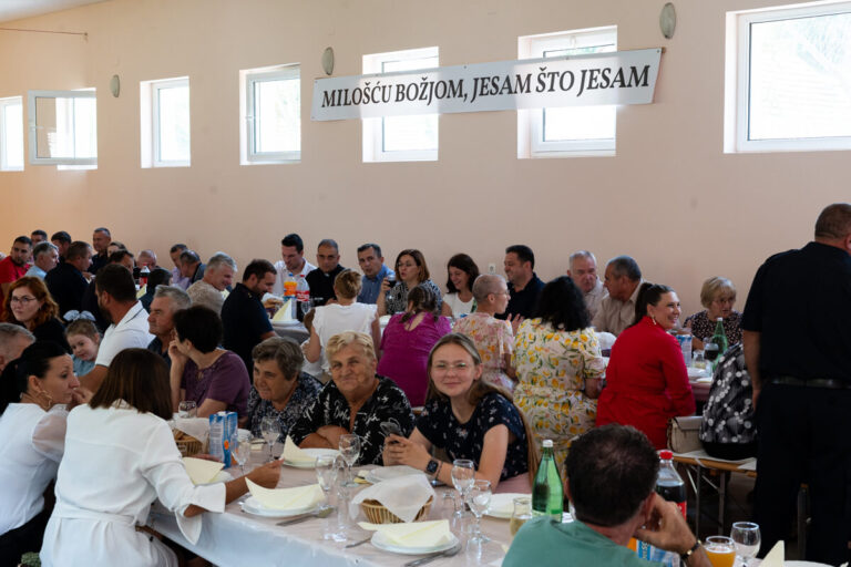 Ispracaj Zupnika Tomislava Dokoze u Srednjem Lipovcu