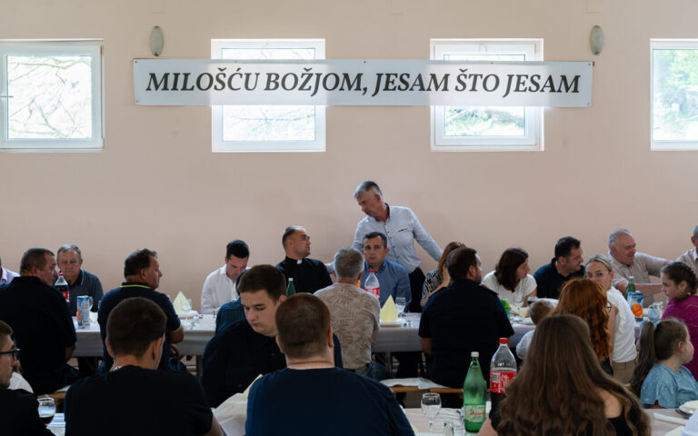 Ispracaj Zupnika Tomislava Dokoze u Srednjem Lipovcu