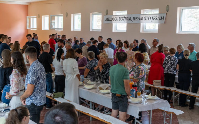 Ispracaj Zupnika Tomislava Dokoze u Srednjem Lipovcu