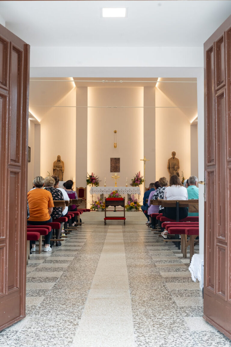 Ispracaj Zupnika Tomislava Dokoze u Srednjem Lipovcu