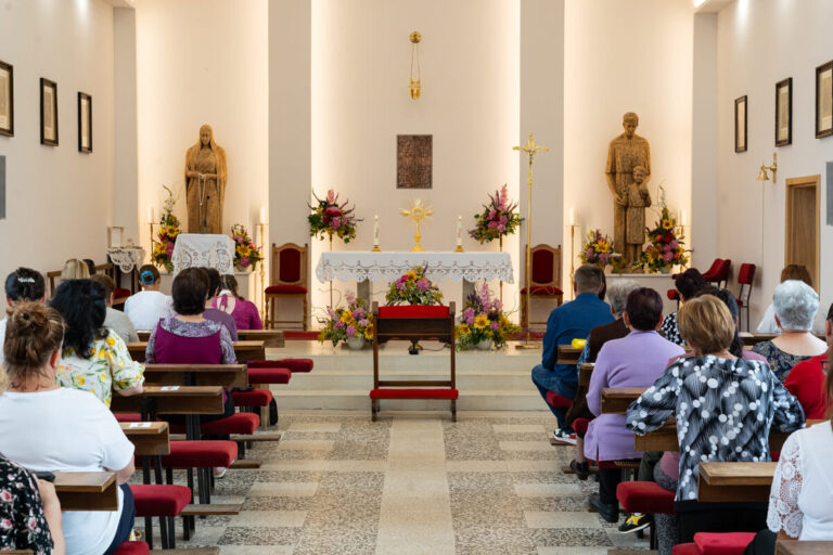 Ispracaj Zupnika Tomislava Dokoze u Srednjem Lipovcu